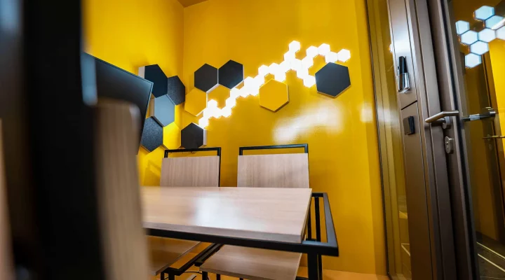 SimpliOffice Potsdam - Meetingraum klein mit Tisch