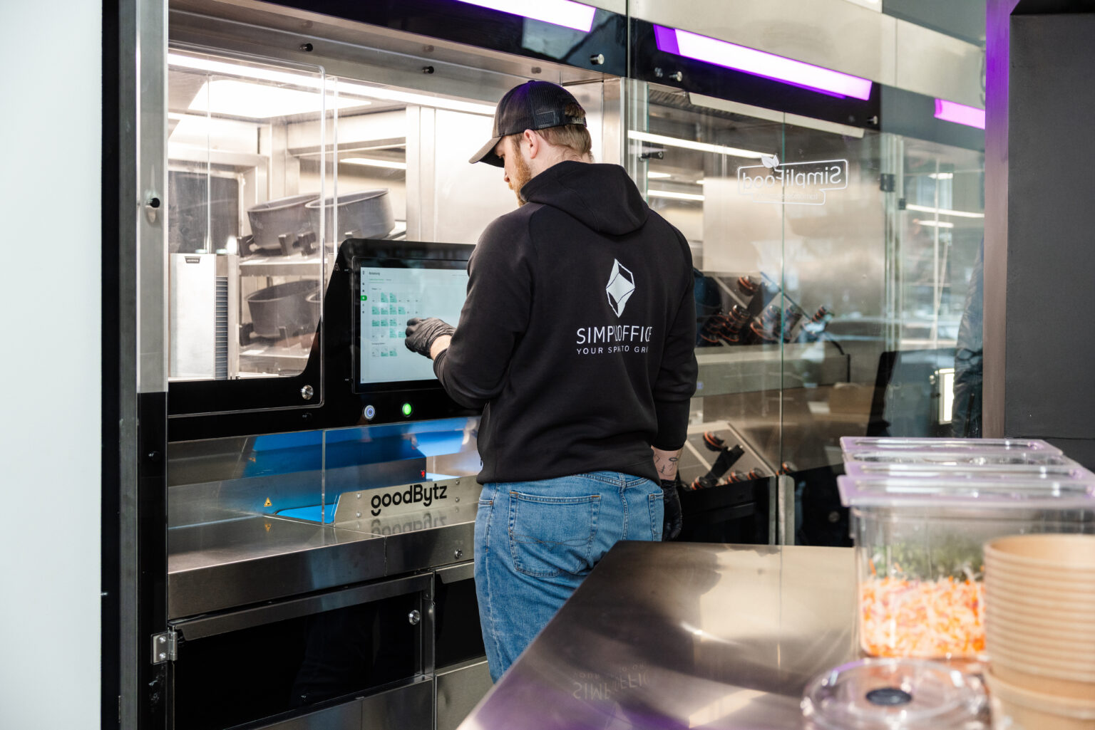 Mitarbeiter von SimpliOffice arbeitet am SimpliFood Kochroboter